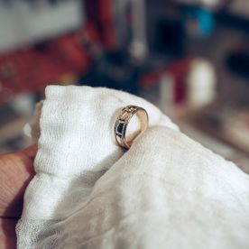 Pons Joiers Rambla persona limpiando anillo